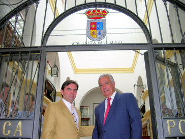 Javier Arenas con el alcalde de Porcuna en su última visita a Porcuna