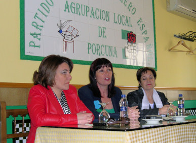 Micaela Navarro se reúne en Porcuna con las mujeres y mayores para hablarles de las políticas sociales