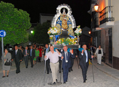 La Virgen de la Cabeza sale en procesión por las calles del pueblo